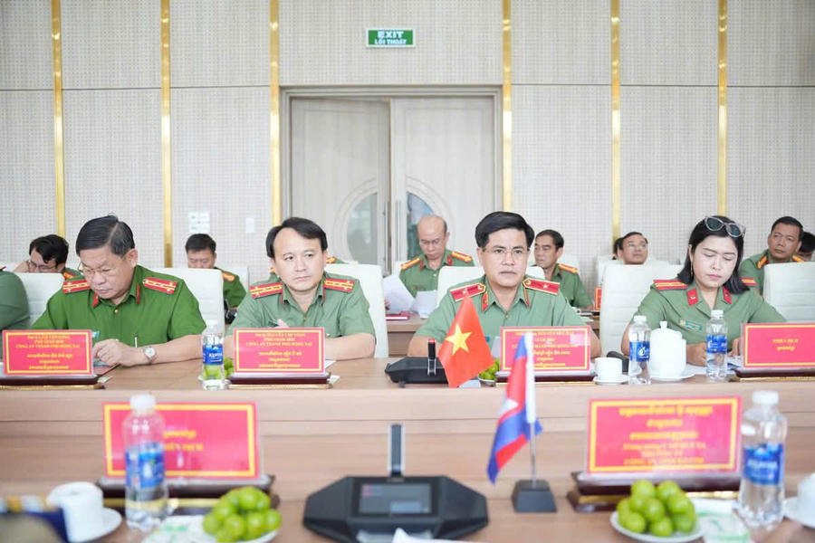 Thiếu tướng Nguyễn Đức Hải, Giám đốc Công an thành phố chủ trì buổi tiếp và làm việc với Ty Công an tỉnh Kratie.