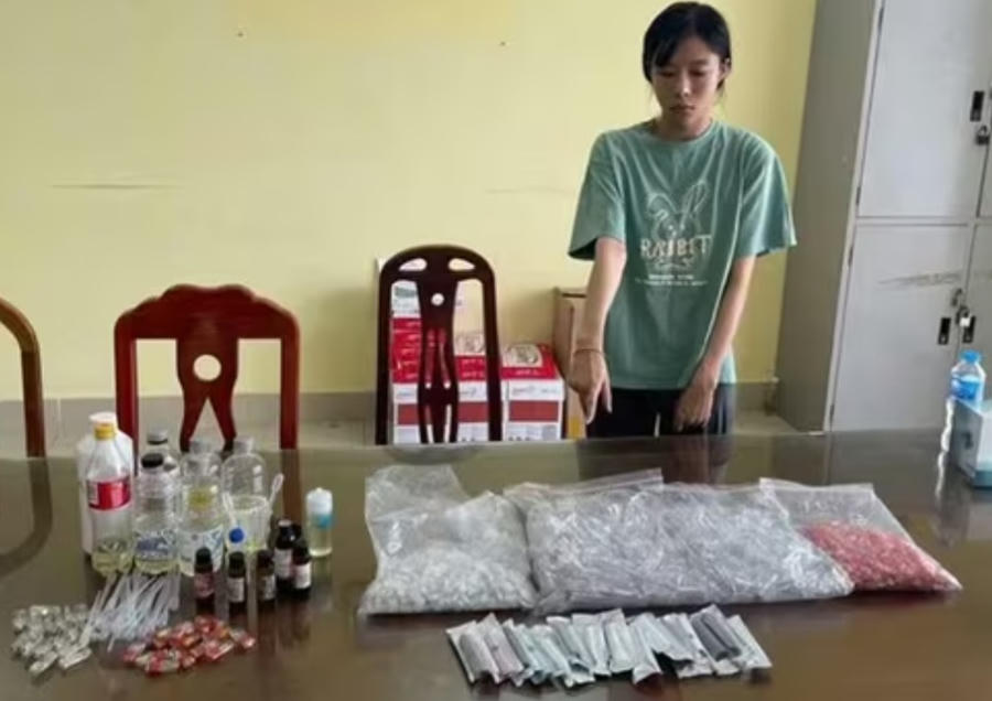 Đối tượng Nguyễn Thị Tố Nga và tang vật bị thu giữ.