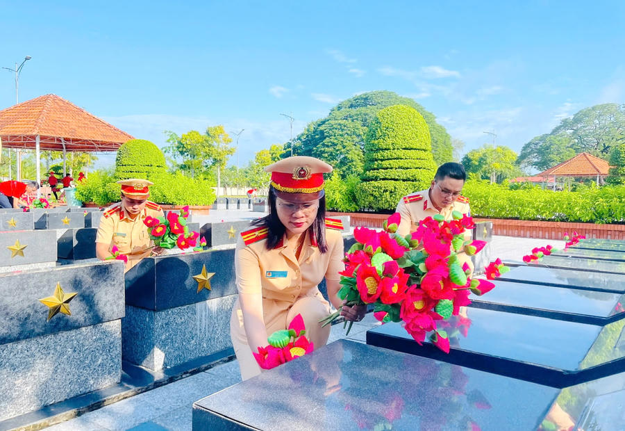 Thiếu tá Trịnh Ngọc Thảo – Chủ tịch Hội Phụ nữ Phòng CSGT Công an tỉnh Cà Mau cùng cán bộ, chiến sĩ Phòng CSGT thay mới đóa hoa sen trên phần mộ liệt sĩ, bày tỏ lòng thành kính và biết ơn sâu sắc đối với các anh hùng liệt sĩ.