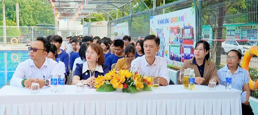 Các đại biểu tham dự chương trình.