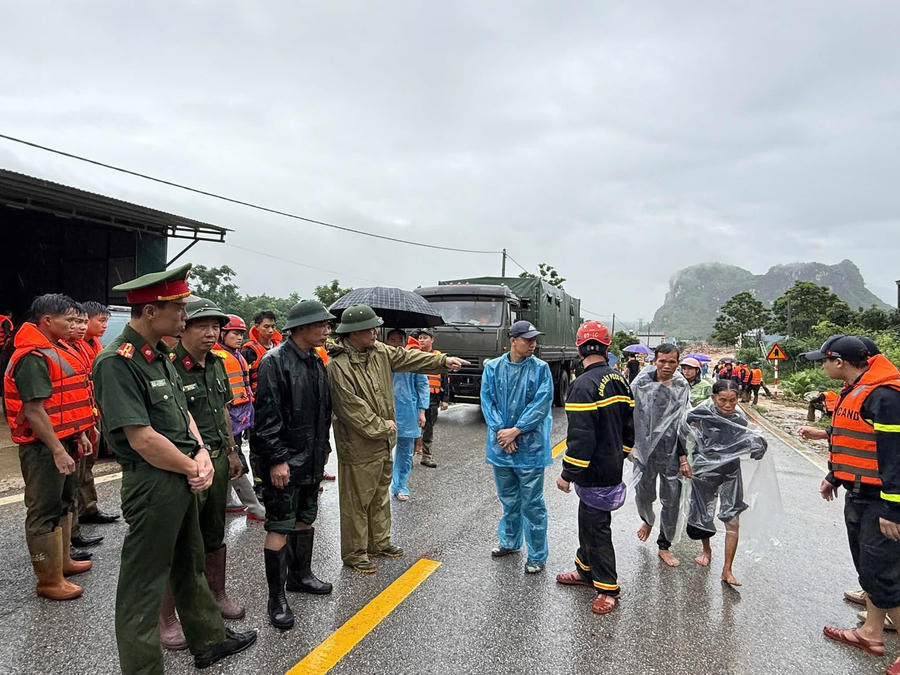 Đại tá Khoàng Văn Thương, Phó Giám đốc Công an tỉnh trực tiếp chỉ đạo nhằm tập trung điều hành công tác cứu nạn, cứu hộ, khắc phục hậu quả thiên tai. (Ảnh: CA Lai Châu).