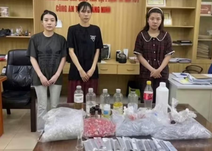 3 đối tượng Nga, Lan, Hiền cùng số tang vật, hóa chất và dụng cụ bị lực lượng Công an tỉnh Quảng Ninh thu giữ trong quá trình điều tra vụ án.