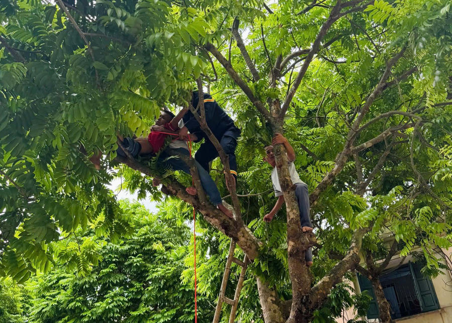 Lực lượng chức năng tiến hành giải cứu nạn nhân. (Ảnh: CATH)
