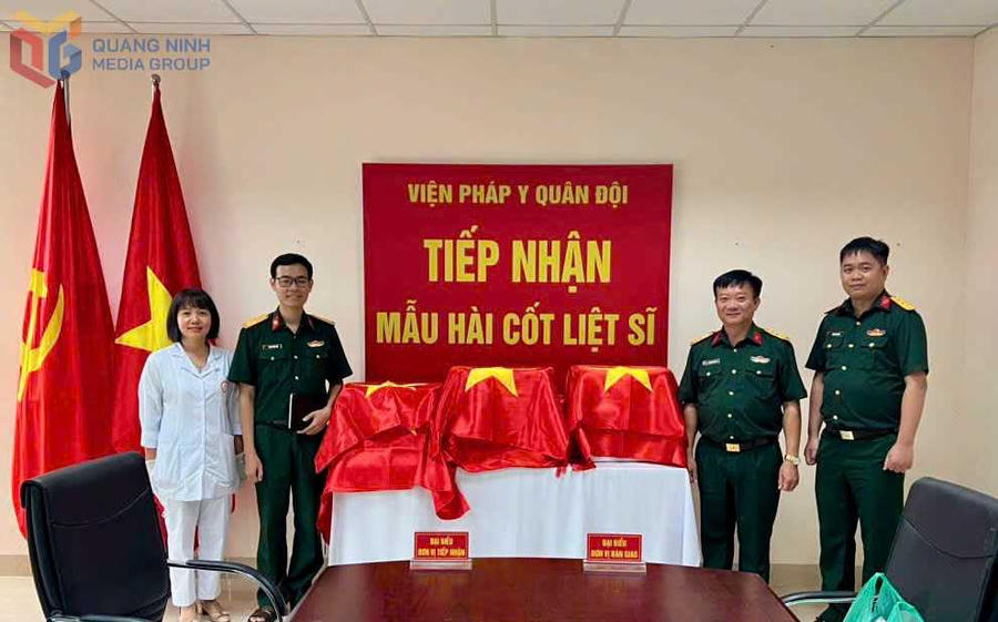 Quảng Ninh bàn giao mẫu hài cốt liệt sĩ cho Viện Pháp y Quân đội giám định ADN. (Ảnh: QMG).