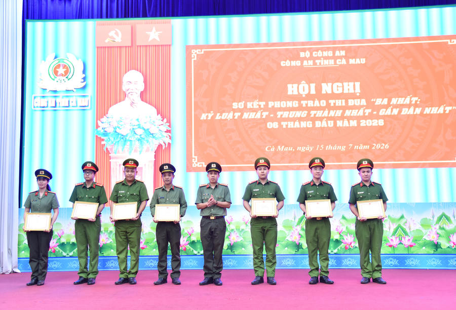 Đại tá Lê Tấn Vinh trao Giấy khen cho các cá nhân có thành tích xuất sắc trong thực hiện phong trào thi đua "Ba nhất".