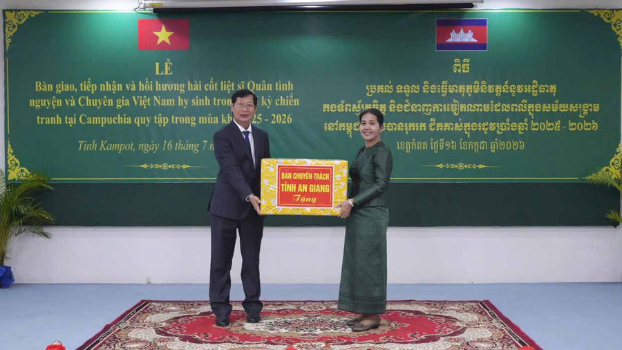 Ban Chuyên trách tỉnh An Giang trao tặng quà cho Ban Chuyên trách tỉnh Kampot
.
