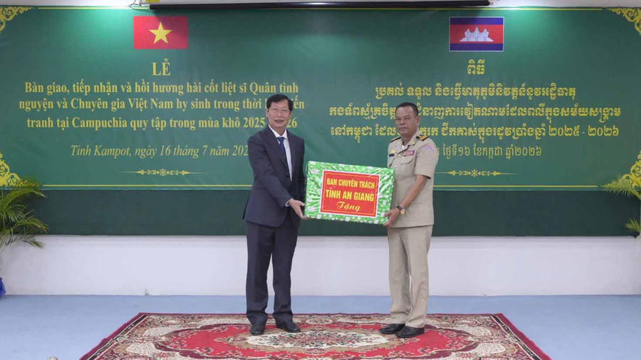 Ban Chuyên trách tỉnh An Giang trao tặng quà cho Ban Chuyên trách tỉnh Kampot
.