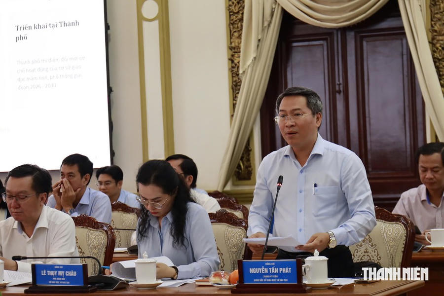 Ông Nguyễn Tấn Phát, Giám đốc Sở GD-ĐT TP.HCM báo cáo tại buổi làm việc. Ảnh Thanh Niên