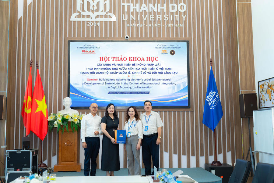 Lãnh đạo trường Đại học Thành Đô gửi lời cảm ơn tới Báo Pháp luật Việt Nam trong quá trình phối hợp thực hiện Hội thảo.