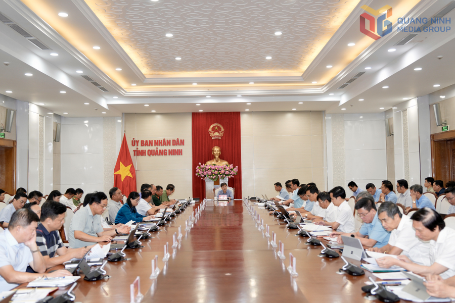 Ông Bùi Văn Khắng, Chủ tịch UBND tỉnh Quảng Ninh, chủ trì cuộc họp.