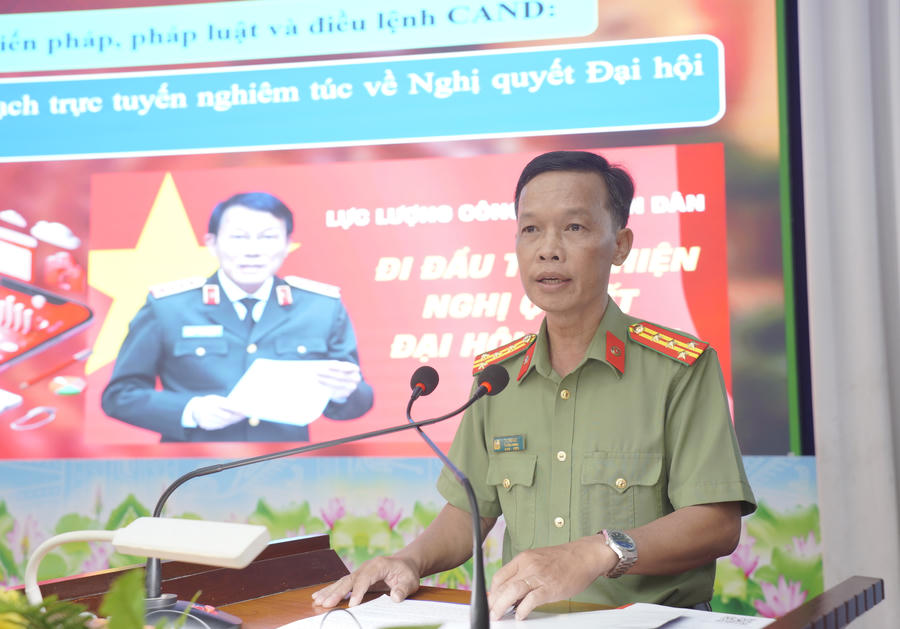 Đại tá Lý Văn Liệt - Trưởng phòng Công tác chính trị, trình bày dự thảo báo cáo sơ kết phong trào thi đua "Ba nhất" 6 tháng đầu năm 2026.