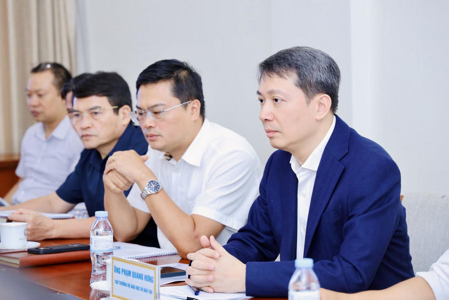 Thứ trưởng Bộ GDĐT Phạm Quang Hưng trao đổi tại buổi làm việc.