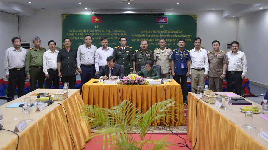 Ban chuyên trách 2 tỉnh An Giang và Kampot ký kết biên bản bàn giao, tiếp nhận hài cốt liệt sĩ. (Ảnh: Cổng TTĐT tỉnh An Giang)