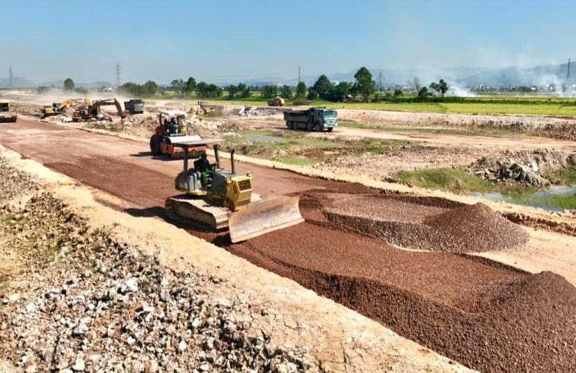 Các phương tiện, máy móc thi công hạ tầng tại một dự án trên địa bàn tỉnh Quảng Ninh.