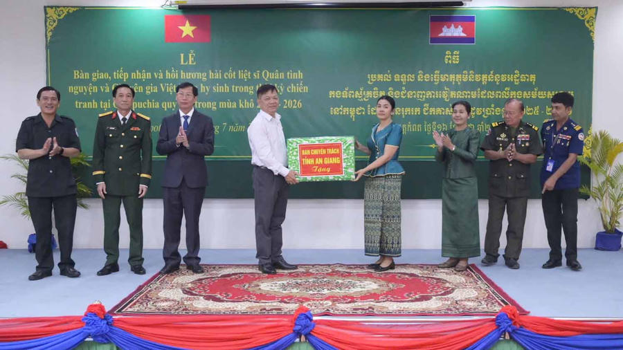 Ban Chuyên trách tỉnh An Giang trao tặng quà cho Ban Chuyên trách tỉnh Kampot
.