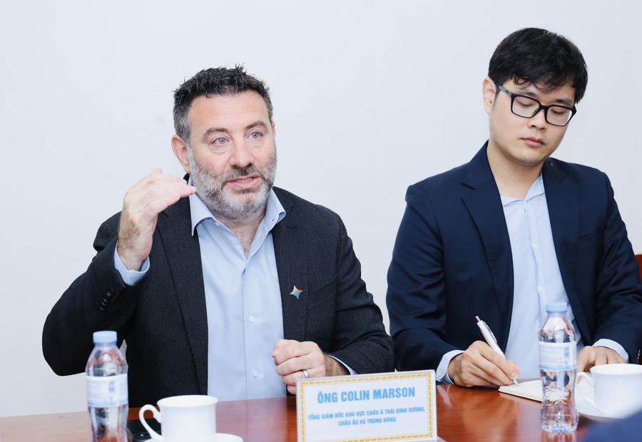 Ông Colin Marson chia sẻ tại buổi làm việc.