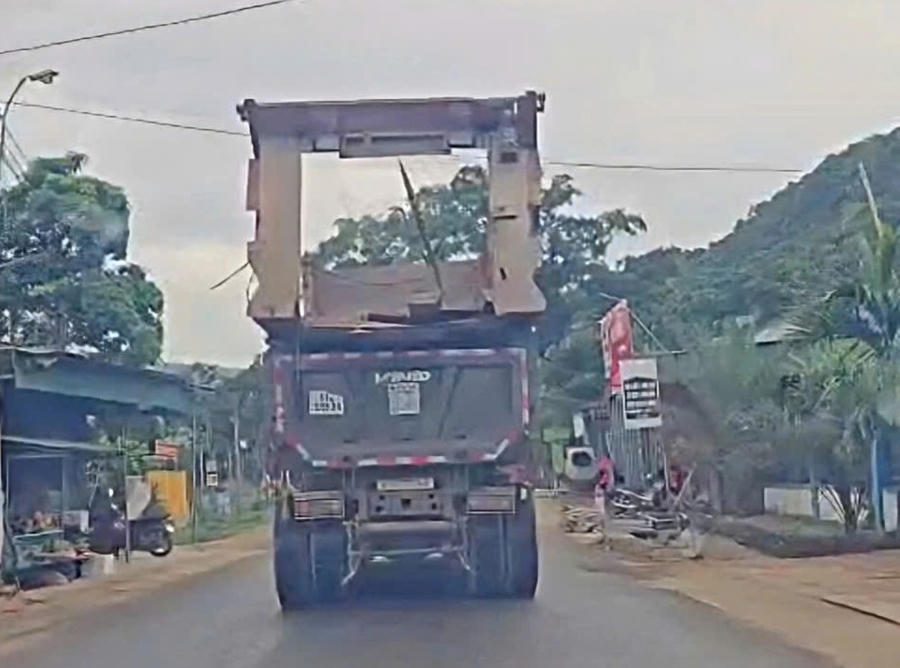 Hình ảnh xe tải chở vượt quá chiều cao cho phép - Ảnh cắt từ video.