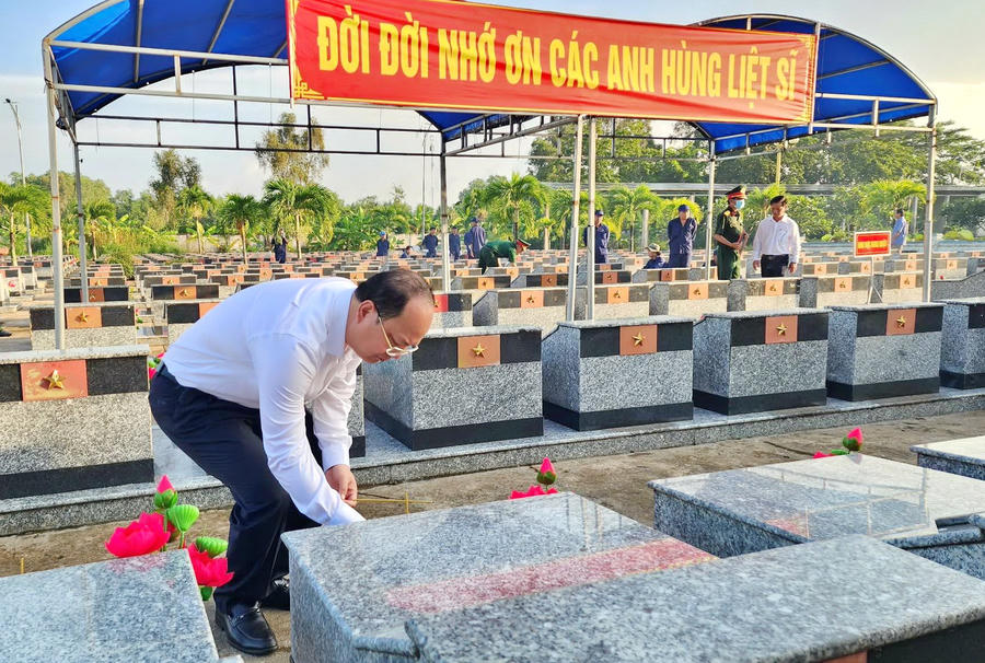 Ông Nguyễn Hồ Hải - Ủy viên BCH TW Đảng, Bí thư Tỉnh ủy, Trưởng đoàn ĐBQH tỉnh Cà Mau, thành kính thắp hương tại phần mộ liệt sĩ chưa xác định danh tính.