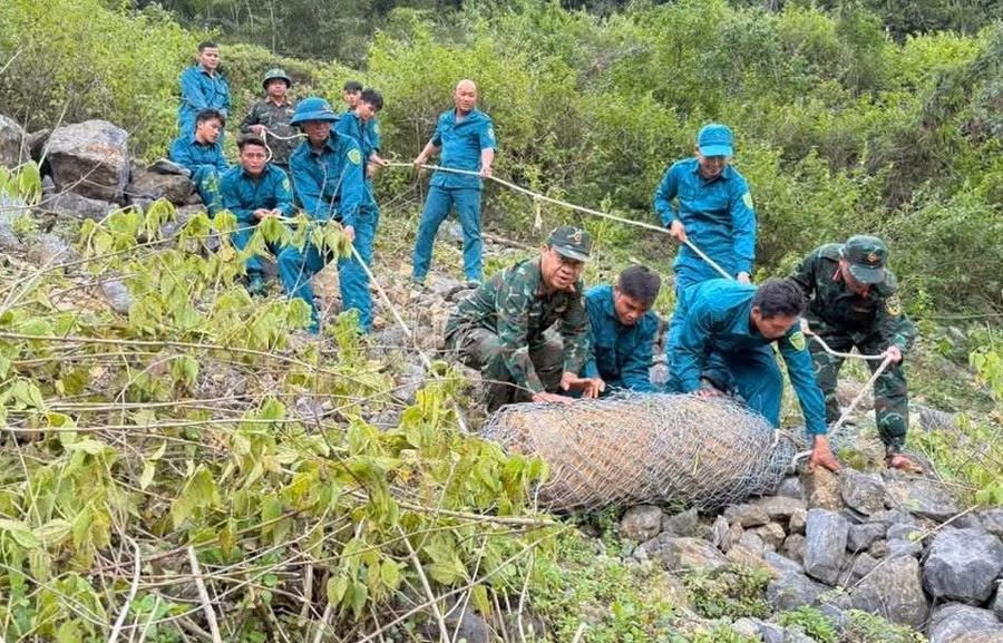 Quả bom phá còn nguyên kíp nổ nặng khoảng 350 kg.
