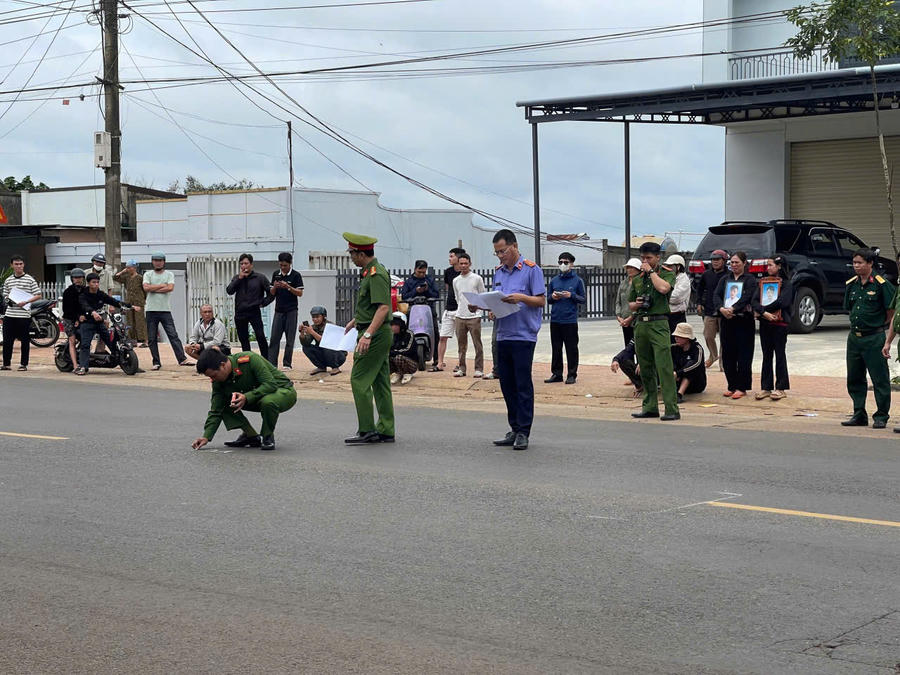 Cơ quan chức năng dựng lại hiện trường.