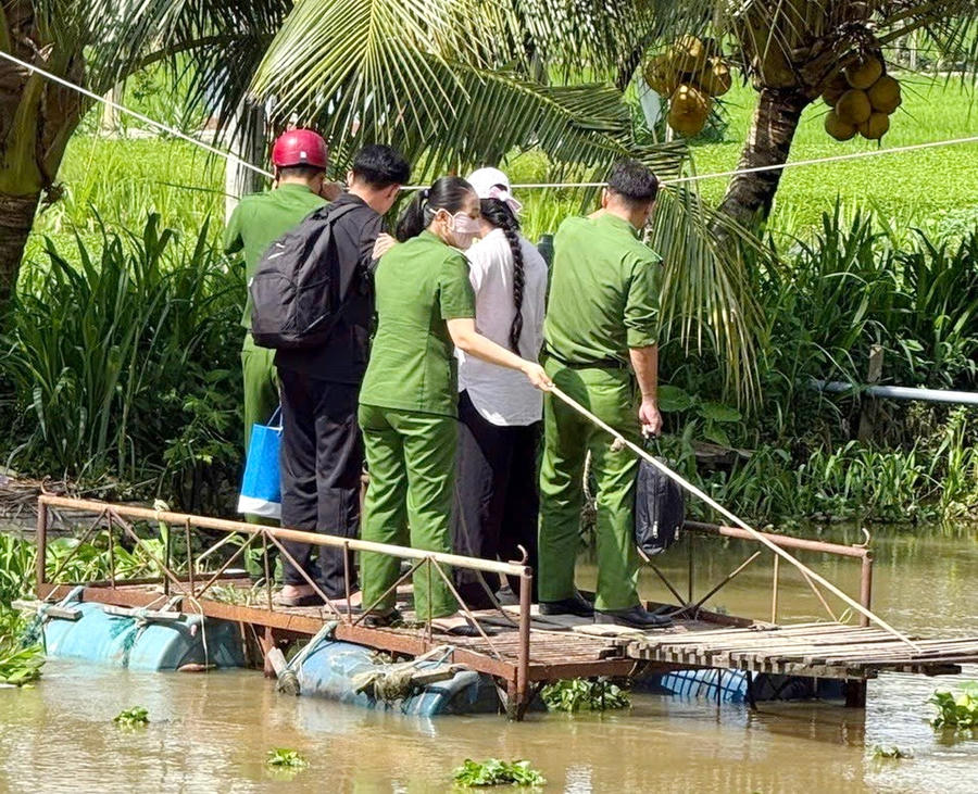 Tổ thu nhận mẫu ADN lưu động số 3 di chuyển đến nhà thân nhân liệt sĩ trên địa bàn xã Châu Thới để thực hiện thu mẫu đối với những trường hợp không có điều kiện đi lại.