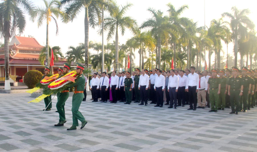 Ban Chỉ đạo về tìm kiếm, quy tập và xác định danh tính hài cốt liệt sĩ tỉnh Cà Mau dâng hoa, dâng hương tưởng niệm các Anh hùng liệt sĩ tại Nghĩa trang Liệt sĩ xã Phước Long.