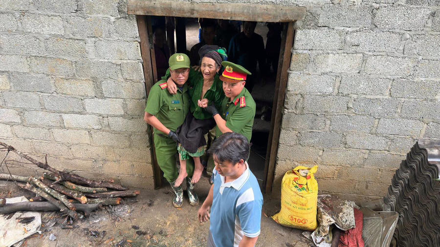 Lực lượng chức năng kịp thời di dời hộ dân khỏi khu vực sạt lở nguy hiểm. (Ảnh: CA Tuyên Quang).
