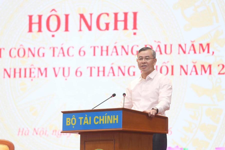 Bộ trưởng Bộ Tài chính Ngô Văn Tuấn chỉ đạo tại hội nghị sơ kết 6 tháng đầu năm 2026. Ảnh Đức Minh