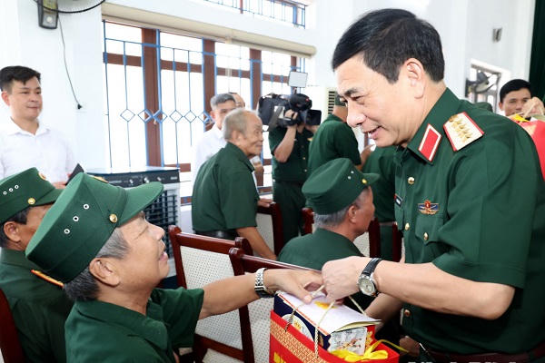 Đại tướng Phan Văn Giang tặng quà cho các thương, bệnh binh đang điều dưỡng tại Cơ sở Điều dưỡng thương binh Nho Quan.