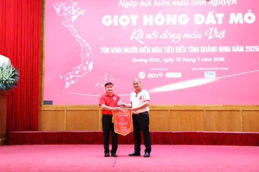 Đại diện Trung tâm Máu Quốc gia, Viện Huyết học - Truyền máu Trung ương (Bộ Y tế) trao tặng biểu trưng, cờ lưu niệm của Ban Tổ chức Hành trình Đỏ Trung ương đến Ban Chỉ đạo Vận động hiến máu tình nguyện tỉnh Quảng Ninh.