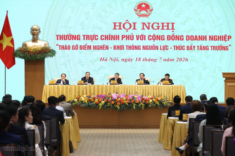 Thủ tướng cùng các Phó Thủ tướng chủ trì Hội nghị. (Ảnh: VGP/Nhật Bắc)