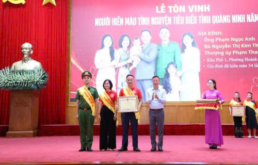 Nhân dịp này, nhiều gia đình, cá nhân đã được nhận bằng khen của UBND tỉnh vì có thành tích xuất sắc trong tham gia các phong trào hiến máu tình nguyện.