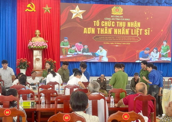 Cán bộ Phòng Cảnh sát Quản lý hành chính về trật tự xã hội (Công an tỉnh Cà Mau) phối hợp cán bộ Cục Cảnh sát Quản lý hành chính về trật tự xã hội (Bộ Công an) và Công ty GENE VIET hướng dẫn, hỗ trợ thân nhân liệt sĩ hoàn thiện thủ tục trước khi thu nhận mẫu ADN.