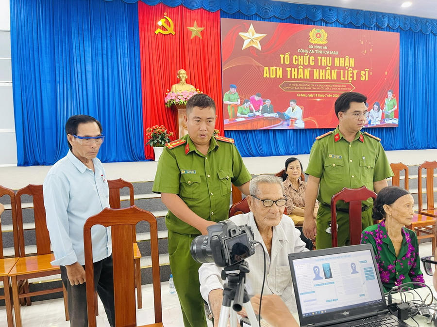 Cụ ông 100 tuổi được cán bộ Công an và người thân tận tình hỗ trợ trong quá trình thu nhận mẫu ADN.