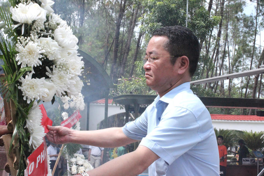 TS. Vũ Hoài Nam, Tổng Biên tập Báo Pháp luật Việt Nam dâng hương, dâng hoa tưởng niệm các anh hùng liệt sĩ tại Khu di tích Ngã ba Đồng Lộc.