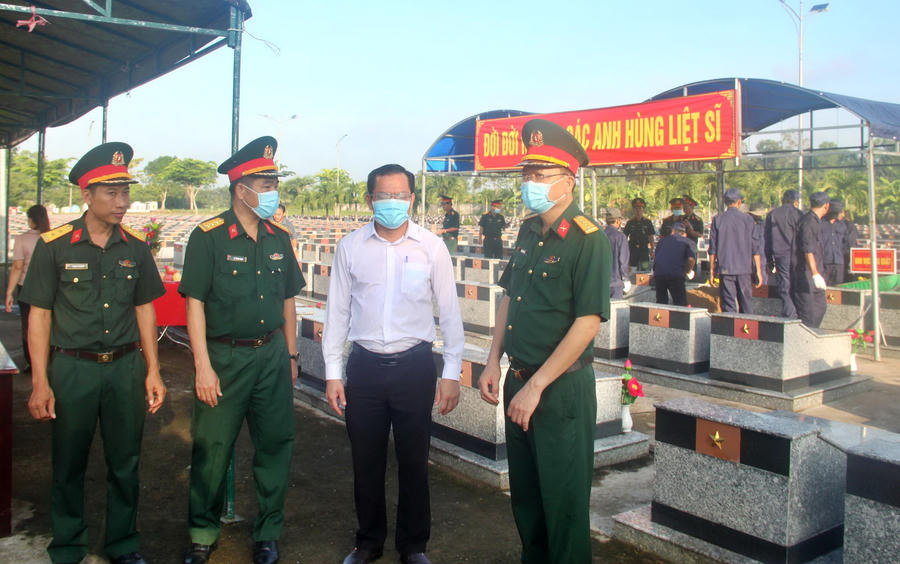 Ông Ngô Vũ Thăng - Phó Chủ tịch UBND tỉnh, Trưởng Ban Chỉ đạo, trực tiếp chỉ đạo công tác lấy mẫu, yêu cầu các lực lượng phối hợp chặt chẽ, bảo đảm đúng quy trình, tiến độ và an toàn tuyệt đối.