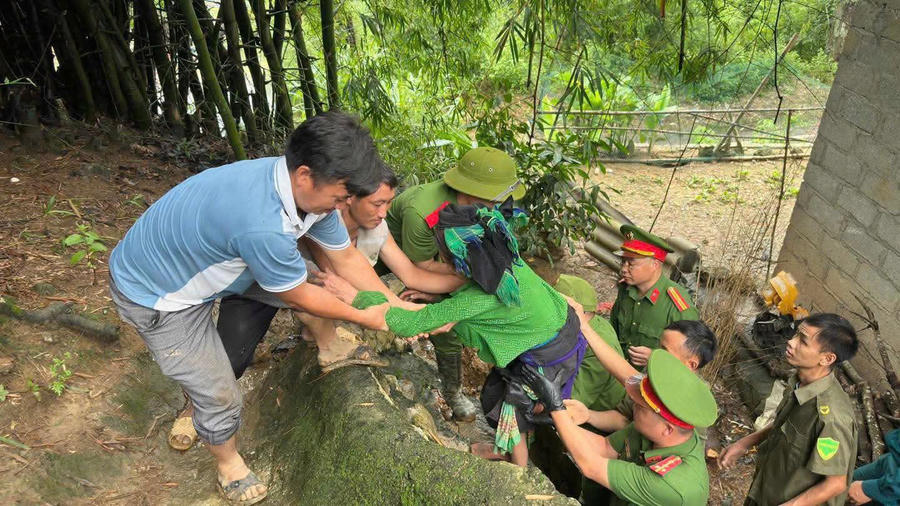 Lực lượng chức năng kịp thời di dời hộ dân khỏi khu vực sạt lở nguy hiểm. (Ảnh: CA Tuyên Quang).