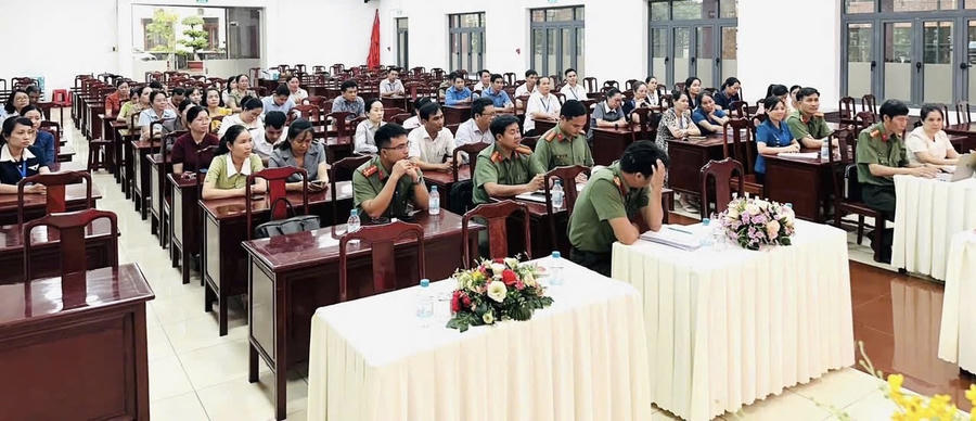 Các đại biểu tham dự buổi làm việc.