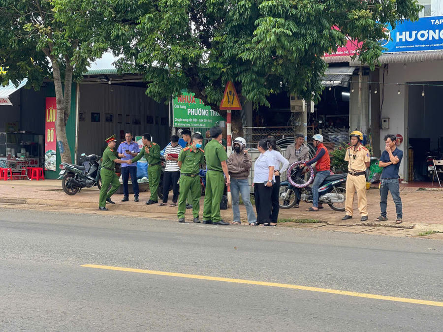 Cơ quan Cảnh sát điều tra Công an tỉnh Đắk Lắk tổ chức xác định hiện trường vụ tai nạn giao thông ở Buôn Hồ.