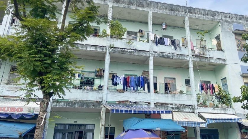 Chung cư Thuận Phước xuống cấp cần di rời người dân. Ảnh Nguyễn Tú Chung cư Thuận Phước xuống cấp cần di rời người dân. Ảnh Nguyễn Tú
