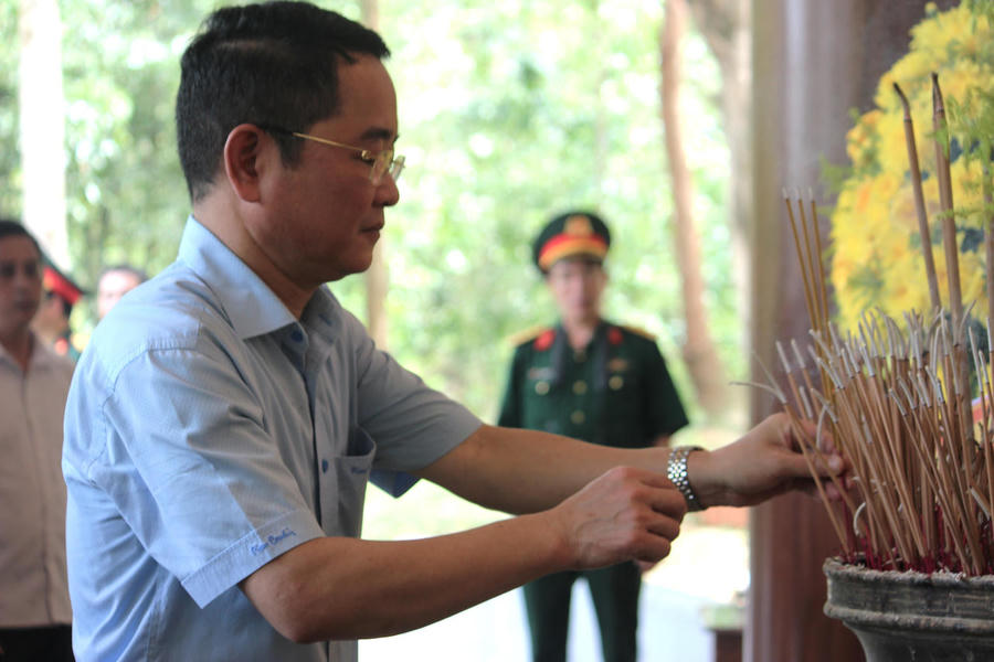 TS. Vũ Hoài Nam, Tổng Biên tập Báo Pháp luật Việt Nam dâng hương, dâng hoa tưởng niệm các anh hùng liệt sĩ tại Khu di tích Ngã ba Đồng Lộc.