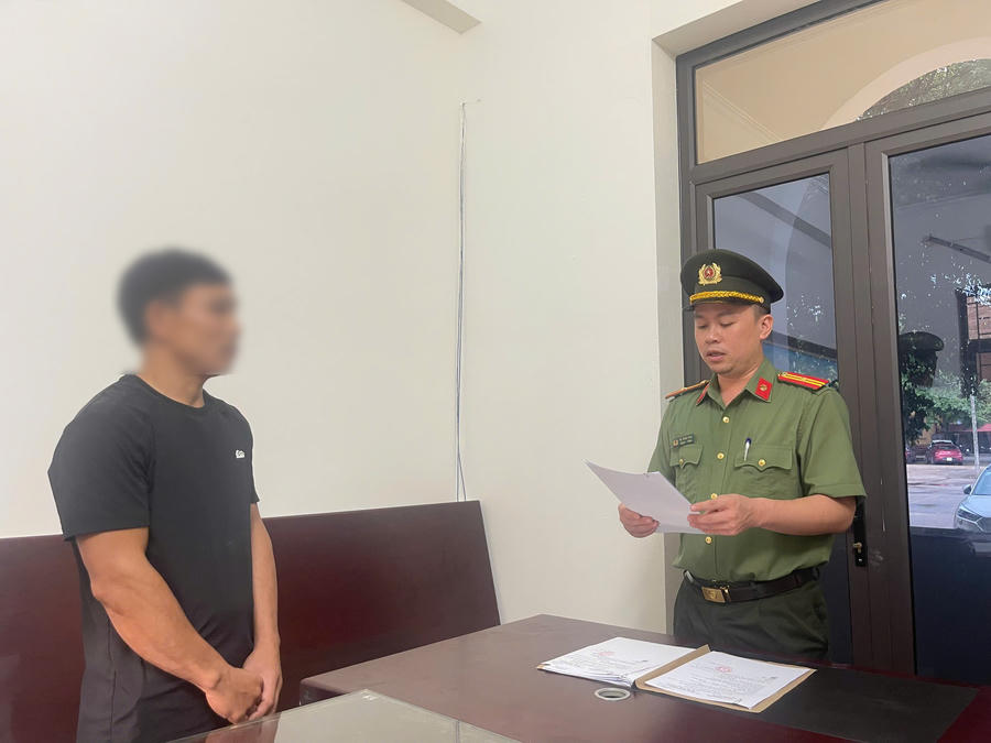 Cơ quan điều tra tống đạt quyết định khởi tố đối với Bùi Văn T.
