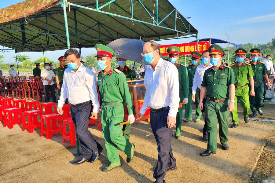 Lãnh đạo tỉnh Cà Mau cùng lực lượng làm nhiệm vụ thành kính di chuyển quách hài cốt liệt sĩ để phục vụ công tác lấy mẫu sinh phẩm.