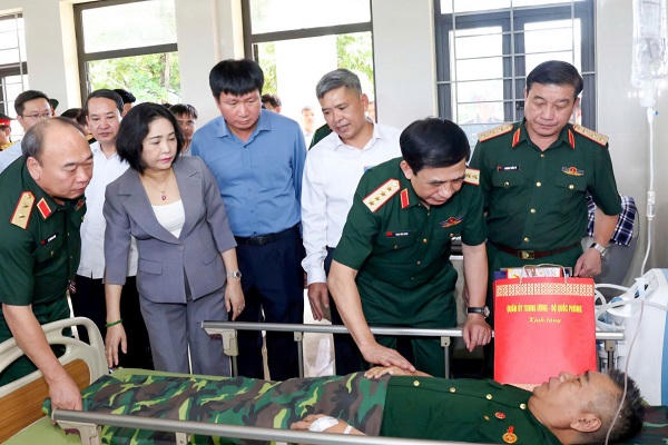 Đại tướng Phan Văn Giang cùng đoàn công tác thăm, tặng quà thương bệnh binh tại phòng điều trị.