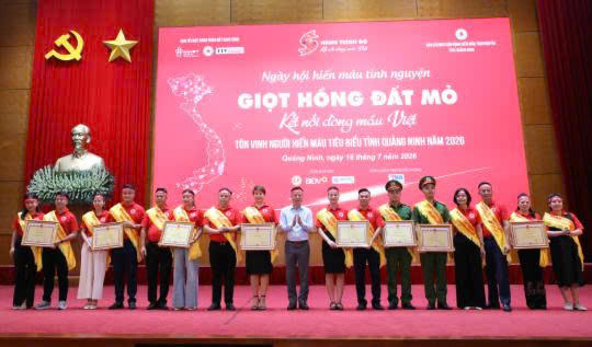 Ông Lê Văn Ánh, Phó Chủ tịch UBND tỉnh, Trưởng Ban Chỉ đạo Vận động hiến máu tình nguyện tỉnh, trao bằng khen của UBND tỉnh cho các gia đình tiêu biểu xuất sắc trong phong trào hiến máu tình nguyện.