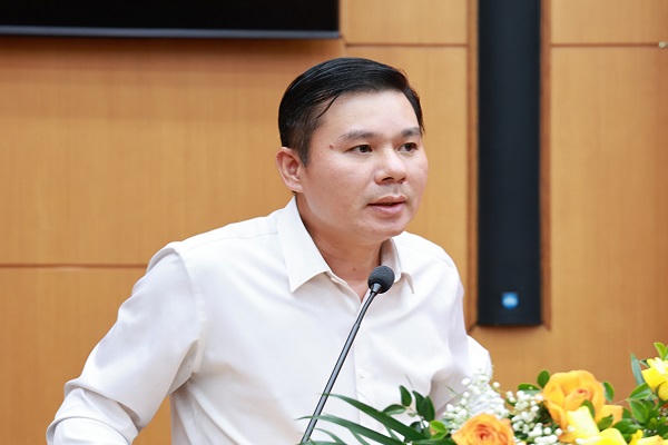 Ông Nguyễn Lê Huy, Ủy viên Ban Thường vụ Tỉnh ủy, Phó Chủ tịch Thường trực UBND tỉnh báo cáo với Đoàn công tác tình hình triển khai thực hiện các giải pháp tăng trưởng kinh tế trên 10%.