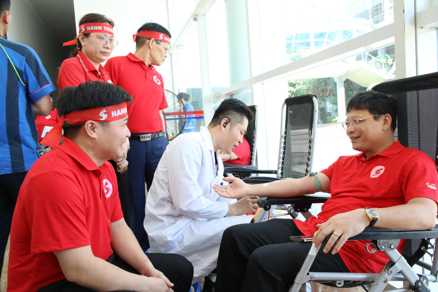 Ông Nghiêm Xuân Cường, Phó Chủ tịch HĐND tỉnh, trực tiếp hiến máu tại chương trình.