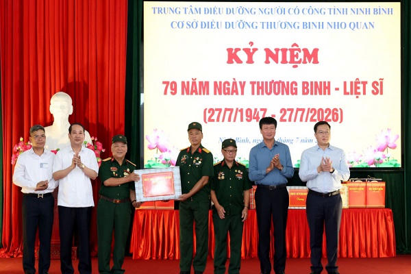 Các lãnh đạo tỉnh Ninh Bình tặng quà cho Cơ sở Điều dưỡng thương binh Nho Quan.