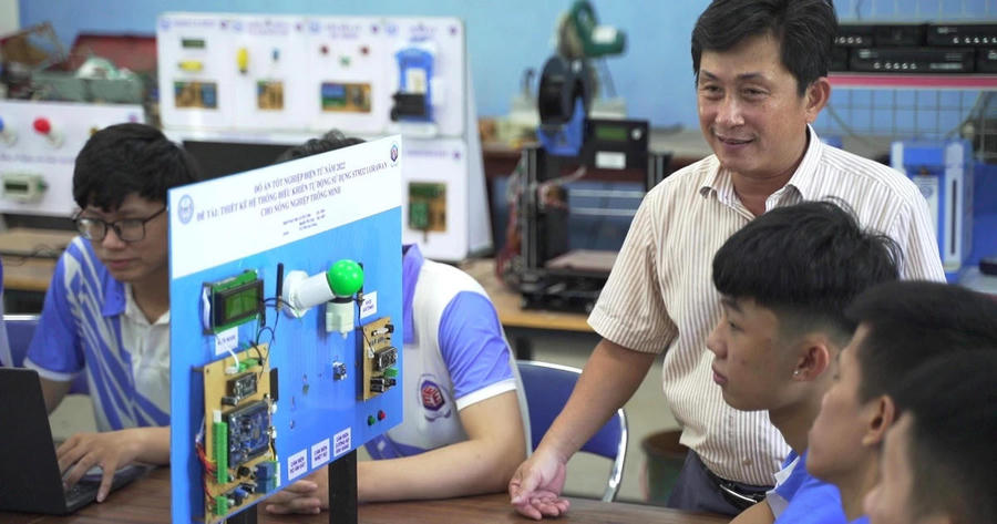 Việc sử dụng đội ngũ nhà giáo hợp đồng toàn thời gian sau khi nghỉ hưu không thay thế các điều kiện bắt buộc về nhà giáo cơ hữu theo quy định của pháp luật có liên quan. (Ảnh minh họa: Bộ GD&ĐT)