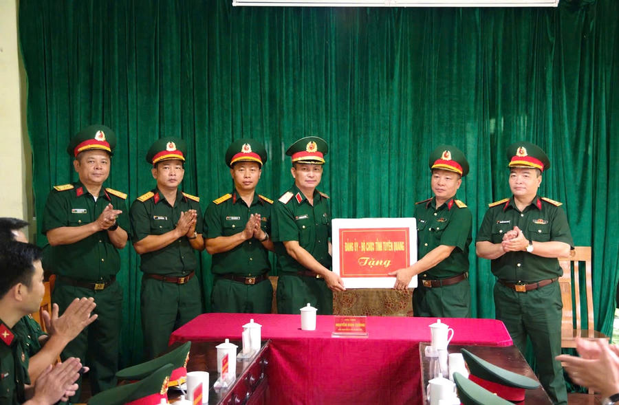 Thiếu tướng Nguyễn Đình Cương tặng quà động viên cán bộ, nhân viên Đội Tìm kiếm, quy tập hài cốt liệt sĩ Bộ CHQS tỉnh Tuyên Quang.